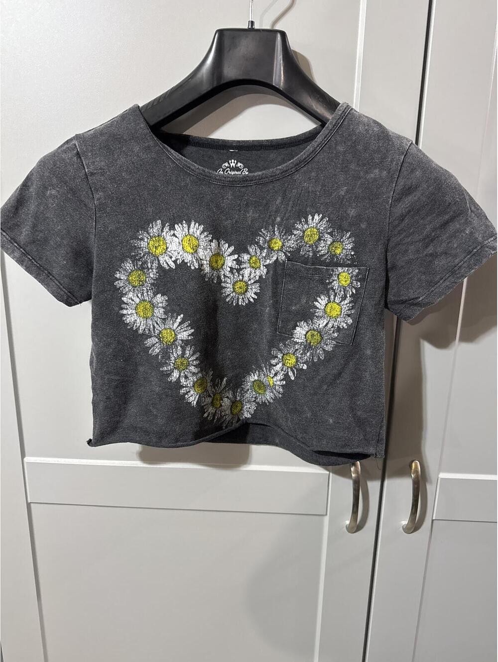 Well Worn Daisy Heart Crop Tee Black Gray Y2K Graphic Size M